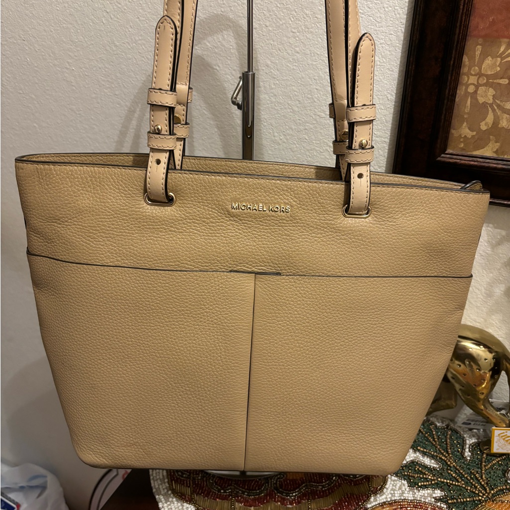 Michael Kors Soft Leather Sand Colortote.Handlesareexcellant Leathervachetta.Euc